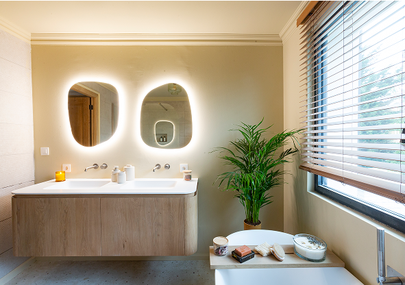 Salle de Bain Scandinave Fraîche aux Détails Colorés